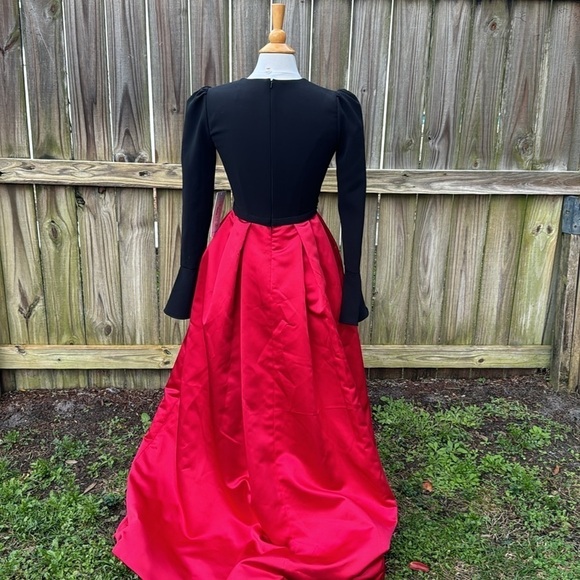 Theia V-Neck Long Sleeve Embellished Waist Box Pleat Crepe Mikado Gown, size 2 - Picture 8 of 12